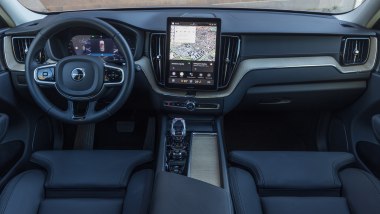 Volvo XC60 T6 AWD 2025, la plancia