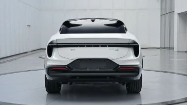 Lotus Eletre plug-in hybrid 2026, il posteriore con gli scarichi in vista