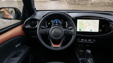 Toyota Aygo X Hybrid, volante e strumentazione