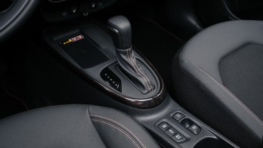 Toyota Aygo X Hybrid, la comoda leva del cambio automatico e-CVT