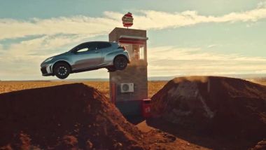 Toyota GR Yaris, nel video bannato in Australia ritira l'hamburger ''al salto''