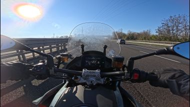 Moto Guzzi V100 Mandello S, la prova. Molto buona la protezione aerodinamica