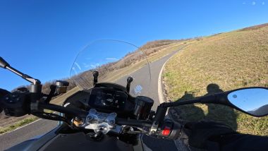 Moto Guzzi V100 Mandello S, la prova. Ottime sospensioni e freni