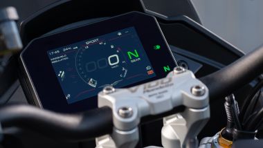 Moto Guzzi V100 Mandello S, la prova. Il display TFT con connettivit&agrave;