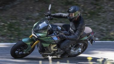 Moto Guzzi V100 Mandello S, la prova. Pi&ugrave; precisa che stabile, la V100 trasmette una piacevole sicurezza, in piega