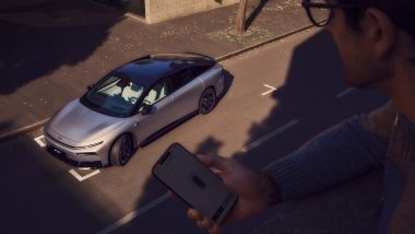 Xpeng P7+, la funzione parcheggio telecomandato
