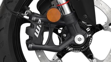 KTM 390 Duke 2026, la nuova pinza WP anteriore