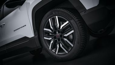 Su Compass Summit, cerchi in lega da 19 o 20 pollici