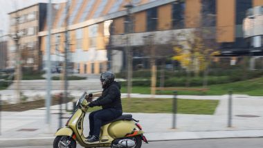 Vespa 310 GTS Supersport, il design senza tempo sta bene anche in un contesto pi&ugrave; moderno