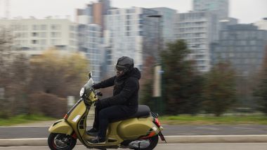 Vespa 310 GTS Supersport in azione fuori citt&agrave;