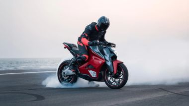 Ultraviolette ha presentato al CES di Las Vegas un nuovo assistente AI a comando vocale abbinato alla sua naked F77