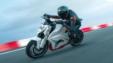 Ultraviolette ha presentato al CES di Las Vegas un nuovo assistente AI a comando vocale abbinato alla sua naked F77