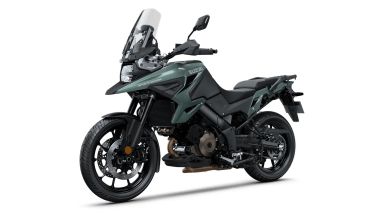 Suzuki V-Strom 1050DE e 1050SE 2026, prezzi e colori. Nell'immagine, la SE in Verde Innsbruck
