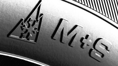 Il simbolo 3PMSF che distingue i pneumatici omologati per la neve