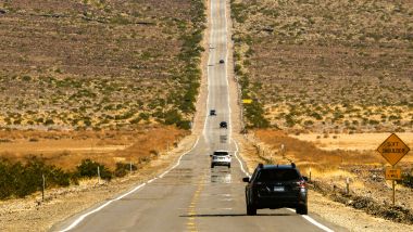 Guida su asfalto rovente nel deserto - Foto di David Yao su Unsplash