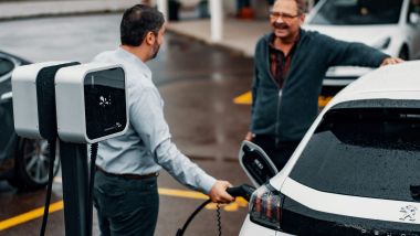 Peugeot e-208 in ricarica - Foto di JUICE su Unsplash