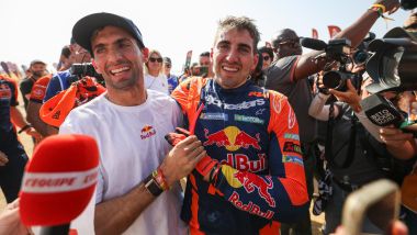 Dakar 2026: Luciano Benavides (KTM) con il fratello Kevin (a sx) | Foto: A.S.O. Dakar