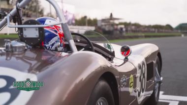 Button sulla Jaguar Type-C alla partenza del Freddie March Memorial Trophy