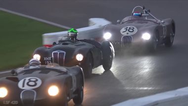 Alex Buncombe al volante della Jaguar ex-Fangio (38) sotto la pioggia