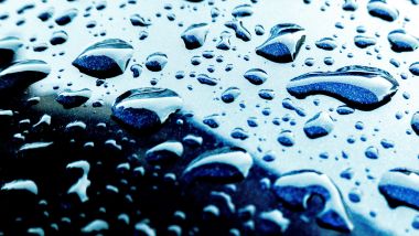 Gocce d'acqua sulla carrozzeria - Foto di Stup Crou su Unsplash