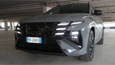 Hyundai Tucson Hybrid 2026, la firma luminosa