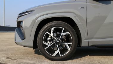Hyundai Tucson Hybrid 2026, la ruota anteriore