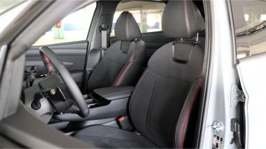 Hyundai Tucson Hybrid 2026, i sedili anteriori