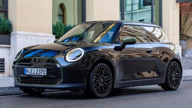 Mini Cooper SE Paul Smith c'&egrave; nera, bianca e grigia