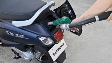 Suzuki Address 125 2026, ora il tappo per il rifornimento è nella zona posteriore