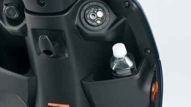 Suzuki Address 125 2026, arriva un secondo vano portaoggetti nel retroscudo