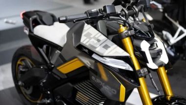 TVS eFX 3O concept, caratteristico il faro anteriore a ''doppia C''