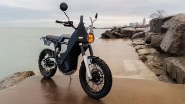Land Moto District ADV, la dotazione essenziale spiega il peso piuma
