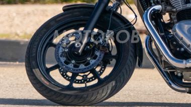 Royal Enfield Continental GT 750, ci sono novit&agrave; sia per le sospensioni sia per l'impianto frenante