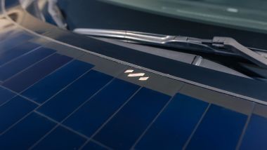 Pannelli anche sul cofano...