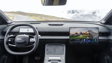 Omoda 7 SHS-P plug-in hybrid, il display dell'infotainment spostato davanti al passeggero