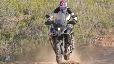 Triumph Tiger 1200 Rally 2027, spuntano nuove foto spia!