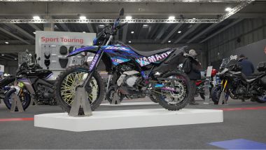 Yamaha WR125R 2026, la moto ha grafiche e accessori dedicati