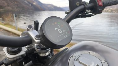 Benelli Leoncino Bobber 400, lo strumento mostra le informazioni essenziali