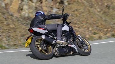 In piega con Triumph Trident 800 2026