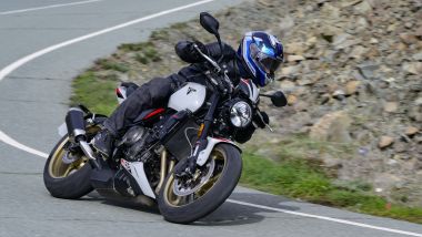 In sella a Triumph Trident 800 2026