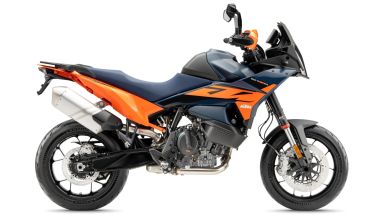 KTM presenta la 890 SMT 2026, ora con parafango anteriore basso 