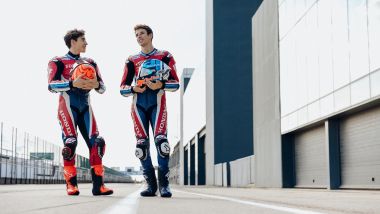 Shoei X-SPR Pro, ecco le nuove grafiche 2026. In foto, i due fratelli Marquez