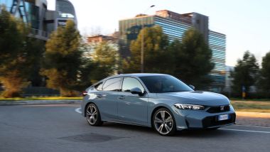 Ala guida della Honda Civic 2026 e:HEV