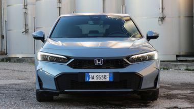 Honda Civic 2026 e:HEV, il nuovo frontale senza luci antinebbia