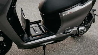 Zero LS1, svelato il prezzo dello scooter elettrico ''urban'' guidabile con patente A1; il vano batterie