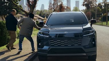 Toyota RAV4 al Super Bowl fa il... falso modesto (YouTube/@Toyota USA)