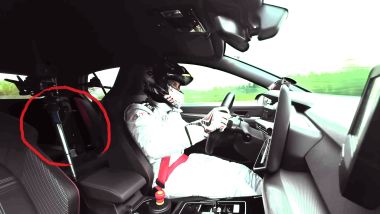 Volkswagen Golf GTI Edition 50: i sedili posteriori reclinati durante il giro record