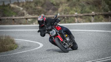Ducati Monster 2026, la dinamica di guida convince, adatta a neofiti ed esperti