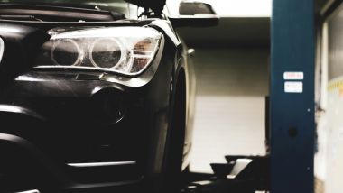 BMW in officina - Foto di Benjamin Brunner su Unsplash