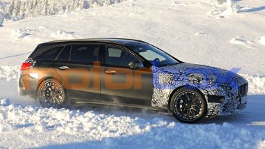 Mercedes-AMG C43 2026, come in ogni facelift, le differenze sono nei fascioni